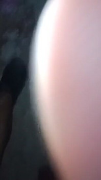 Mi mujer y yo en una casa abandonada por la noche
