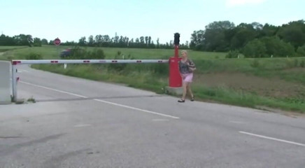 Femdom Austria: Pișare pe o rampă
