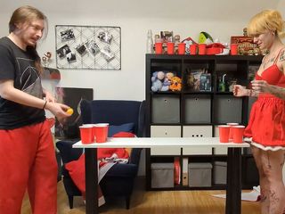 Lost Bets Games: Un couple coquin joue à un jeu de strip-pong