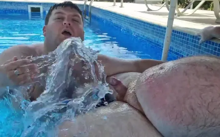 brummieboi89: Stepson Sucks Daddy in Pool