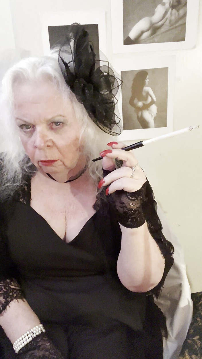 Constance: Kouření a chcaní v černé