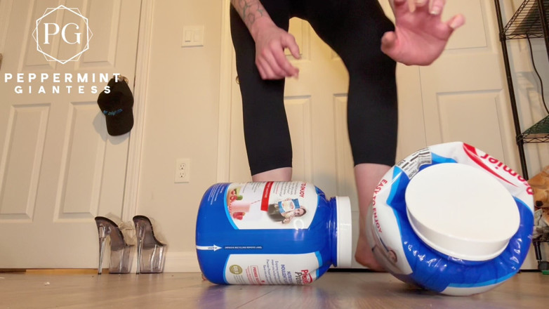 Peppermint Giantess: Storlek 16 fot dominans: Protein badkar krossade som leksaker