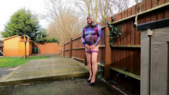 Kellycd2022: crossdresser kellycd masturbuje venku na zahradě