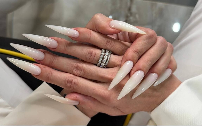 Julia domaina: Warna putih panas, kuku panjang, kuku tajam, jari dan tangan...