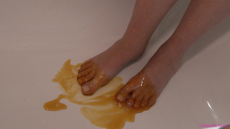 Danielle Maye: चिपचिपे Toes