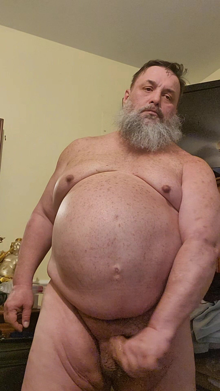 GeneWadexxx: Großer bär masturbiert an einem sonntag seinen großen schwanz