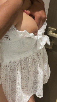 Bhabhi atrapada por marido masturbándose en el baño