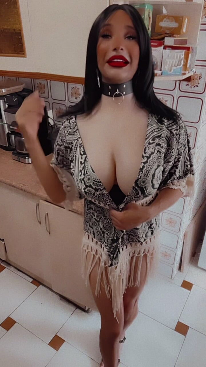 Sissy Slut Brianna: 당신은 이걸 마치 해답인 것처럼 보고 있어요. 그렇지 않아요. 답은 무릎을 꿇고 있어요.