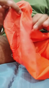 Cetim seda punheta pornô - cetim sedoso terno laranja esfregar na cabeça do pau 85