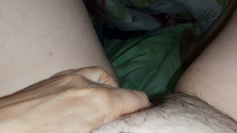 Lesbian-candys: Masturbuji svou chlupatou kundičku pod přikrývkou