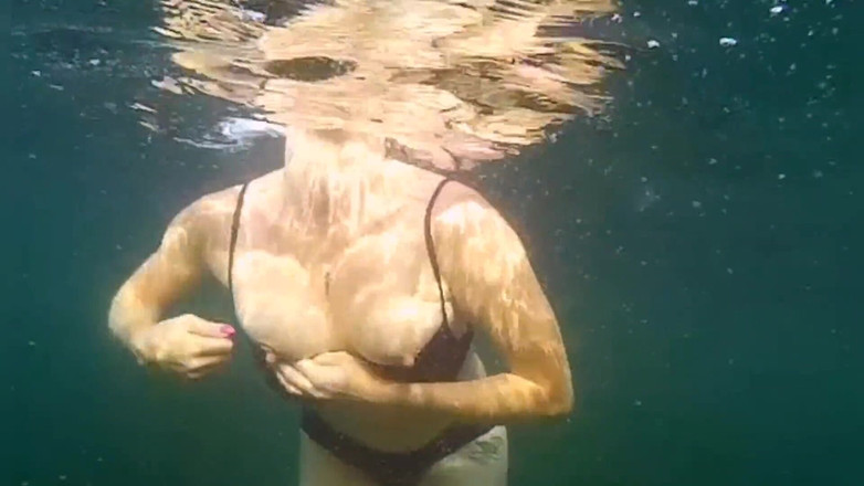 Risky Hairy Couple: Nadar y parpadear en el mar