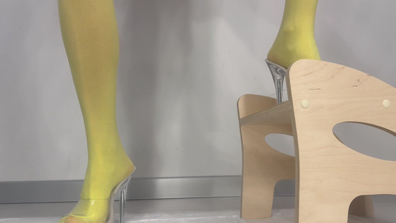 AnnaBUST: I Pee in Glasses in Yellow Stockings
