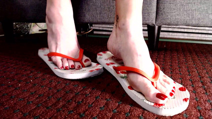 Abby Anna: Red Toenails Flop flops zralé nohy