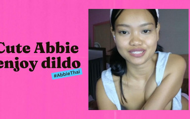 Cupcake: Abbie comel menikmati dildo