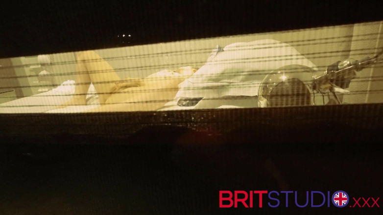 Brit Studio: Îți urmărești vecina masturbându-se