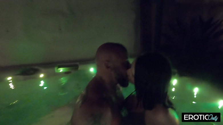 ONLYFREAKSX: Ele esguicha seu buraco na piscina