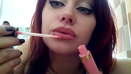 Goddess Misha Goldy: Estoy poniendo un montón de diferentes lápiz labial, brillos y...