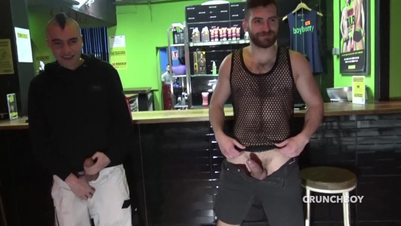 BAREBACK PARTY AT BOYBERRY CRUISING: Une salope se fait baiser sans capote par ses amis