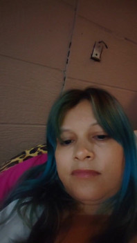 Lusi si masturba di fronte ad altri uomini in webcam mentre la sua coniuge