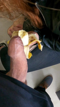 向かい合って座り、電車の中で妻が見知らぬ男をしゃぶっているのを見ていました!