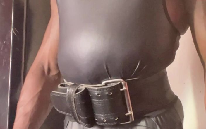 Black smoking muscle stepdad: Musculoasul pervers fumează latexul din piele și ejaculează cu vibrator