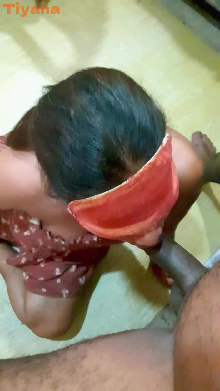 Tiyana: उत्तेजित बेबी गर्ल की लॉलीपॉप की तरह चुदाई और लंड चूसा गया