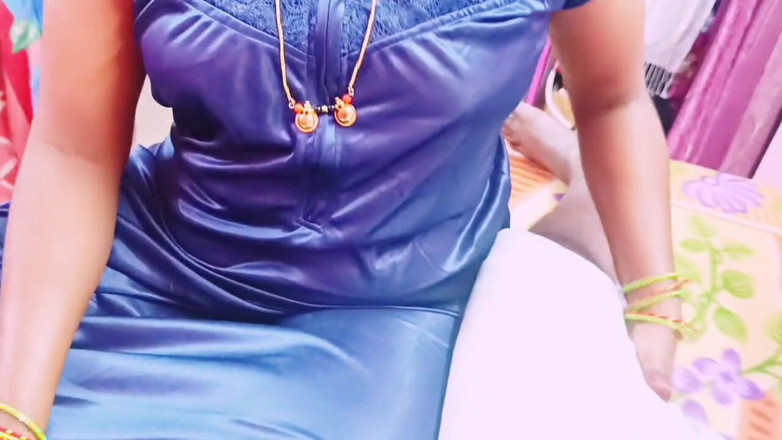 Telugu honey lips: Індійський дезі пасинок і мачуха крезі трахаються і телугу брудні розмови.