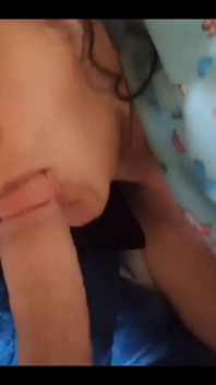 Mama vitregă matură sexy este trezită dimineața de pula fiului ei vitreg care vrea să o sugă