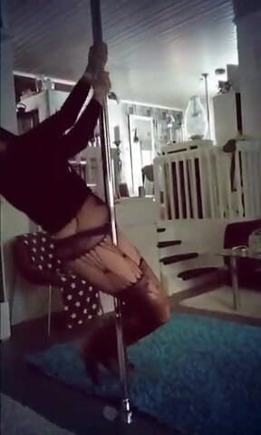 BambiAmbita: Bambiambiambita et poledance avec doigtage