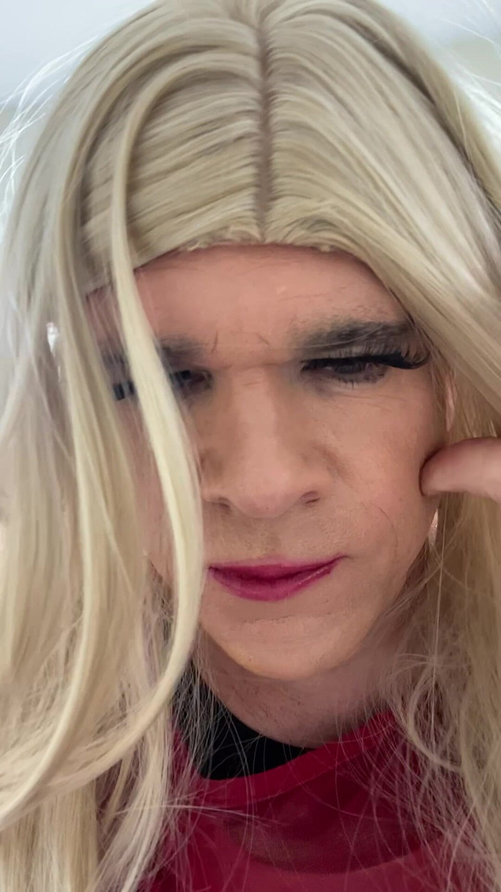 MadisonCD2025: Любительська кроссдрессерка в спідниці на панчохах спокушає чоловіка в її кімнату, робить мінет, але чоловік продовжує говорити про дику мамку