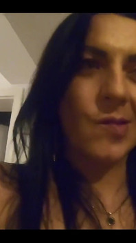 Vacker latina flicka onanerar medan kissa 153mature brud sitter halv naken på ryggen medan hon onanerar.