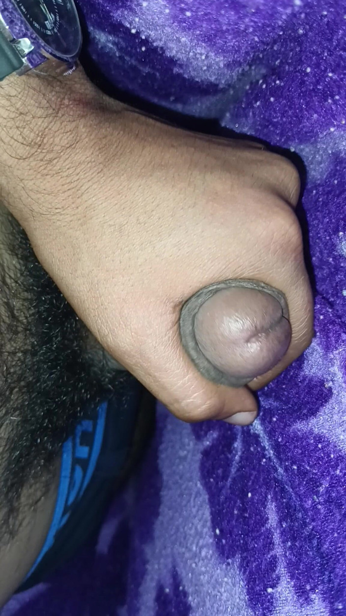 Luckky: En indisk ung pojke leker med sin penis inuti en...