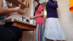 Lesbian-illusion: 在她打电话时操我继妹的女友