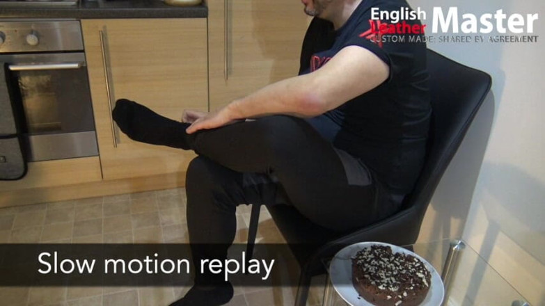 EnglishLeathermaster: ชักว่าวด้วยเท้าและเค้ก