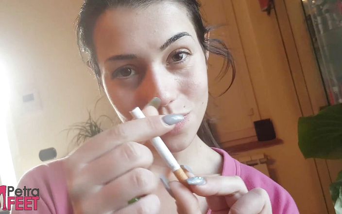 Smokin Fetish: Verleidelijk Italiaans meisje rookt een sigaar in een close-up video