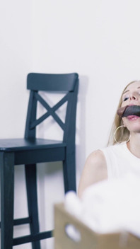 Une MILF autrichienne sexy se fait enculer fait une gorge profonde