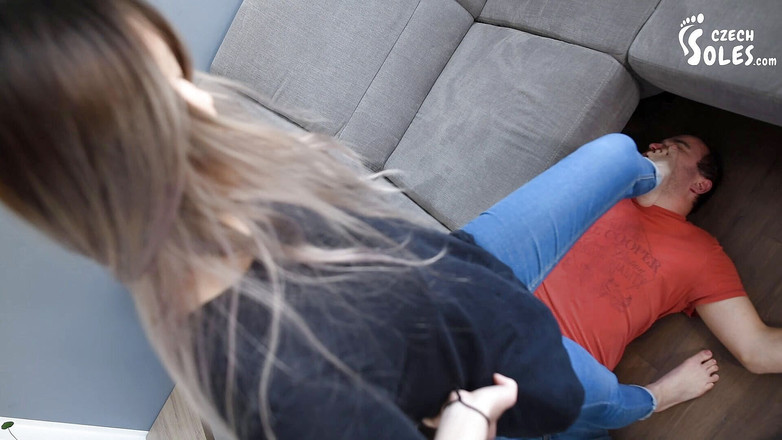 Czech Soles - foot fetish content: छोटी एशियाई लड़की sassy stealer को अपना पहला कराटे सबक देती है