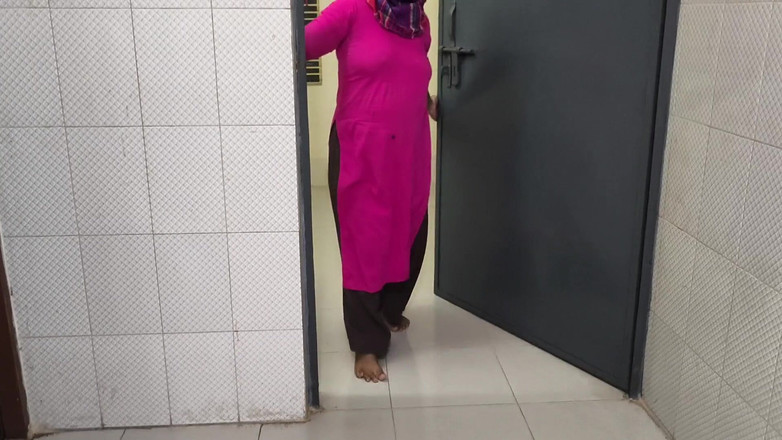 SAFI TV: Teyzemin banyoya gittiğini görüyorum ve onun götünü sikmeye başladım