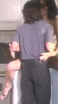 Uma morena com peitos grandes e falsos se apaixonou por esse cara diferente dos outros