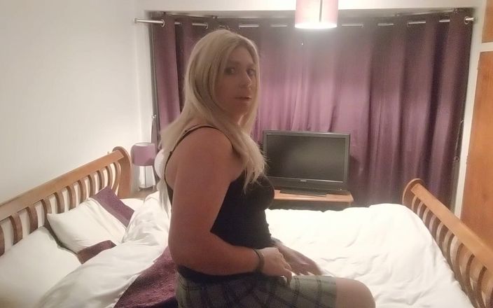 NikkiGee: Расслабляется после работы