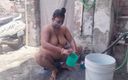 Your love geeta: Indische Bhabhi&amp;#039;s hete video tijdens het baden