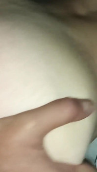 En primer plano de la vagina peluda y apretada de mi novia, eyaculaba dentro de ella y me puse un poco de semen en sus naltas (video completo)