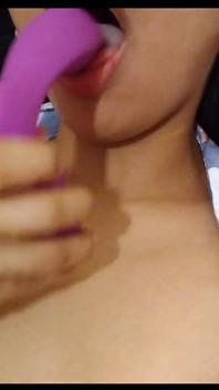Indisches desi college-mädchen fingert und masturbiert mit dildo-vibrater