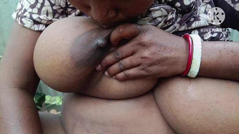 Nenika: Desi Bhabhi zerżnął swoją cipkę za pomocą Rolling Pin