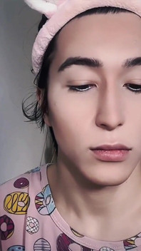 Femboy la Sissy Sexy Transformare cu machiaj și perucă