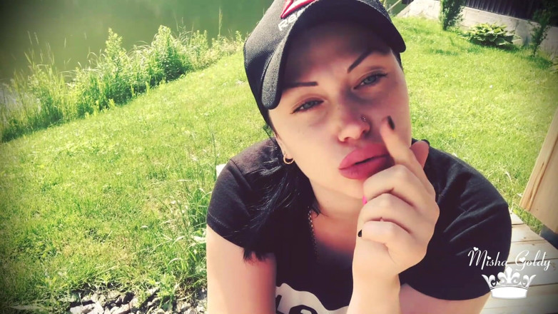 Goddess Misha Goldy: Duck face outdoor, making my lips much bigger!