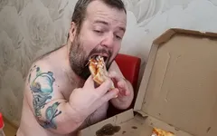 Dwerg eet pizza als een varken en komt dan klaar op de korsten