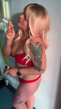 Blonde Smoking Marlboro Red 100s