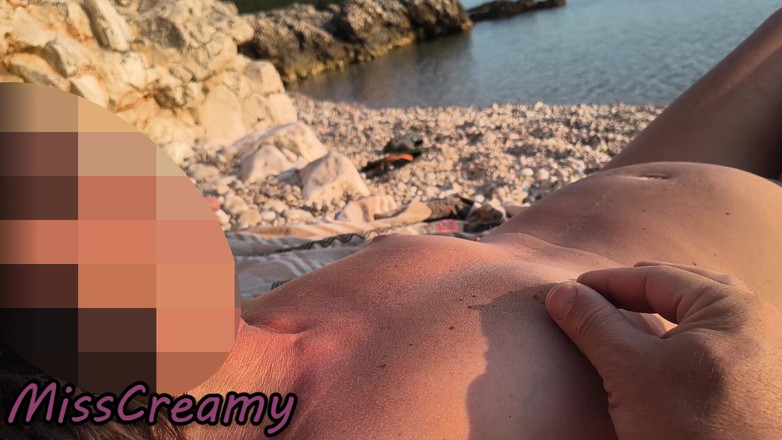 Miss Creamy: Seks berisiko di pantai bogel di Sepanyol: Dia Disentuh Semasa...