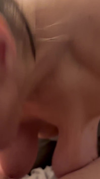 Je lui suce la noix, mais j’ai fait en sorte que la caméra soit concentrée sur mes seins comme tant d’entre vous a demandé.